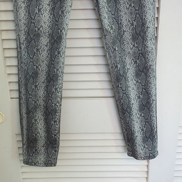 Bagatelle NYC Gray Snake Print Jeans - Picture 2 of 7